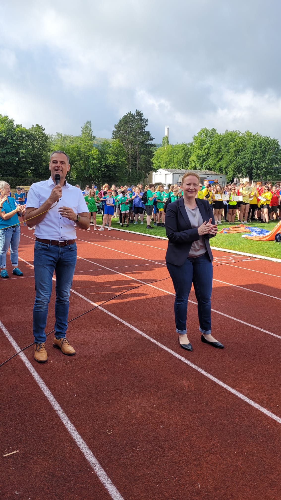 B%C3%BCrgermeister%20Brill%20%20und%20Ministerin%20Streichert-Clivot%20bei%20der%20Er%C3%B6ffnung